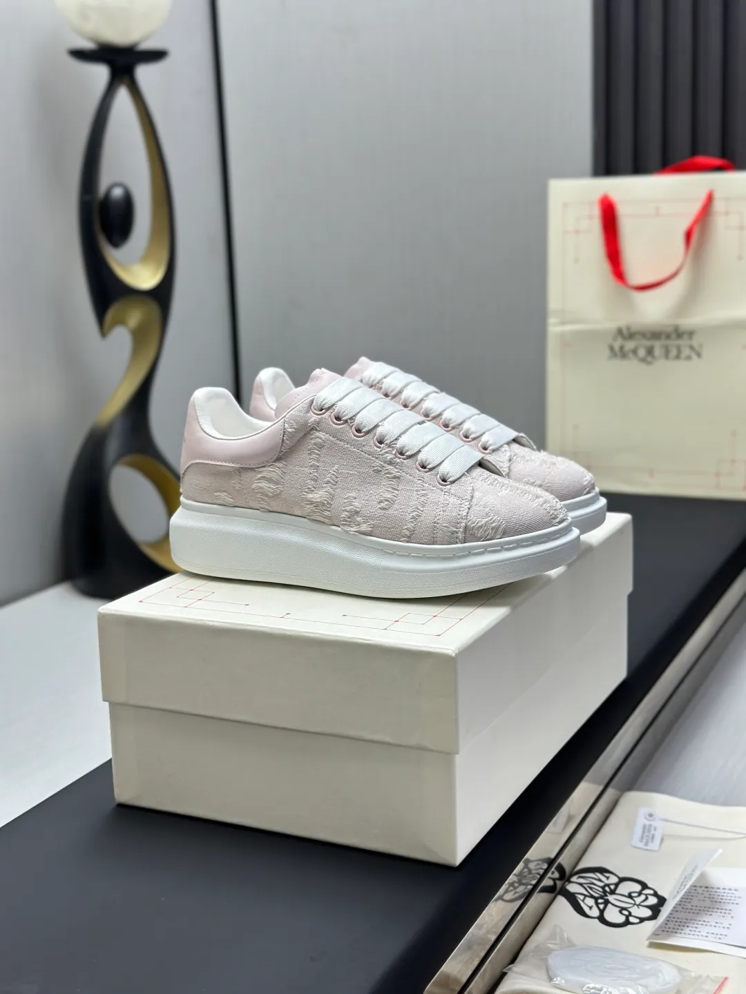 👟👟Ex-factory price 600👟👟 (🥇Top version produced in Dongguan🥇) A new upgrade of the classic McQueen white shoes. This upgrade of McQueen, which has been done for 4 consecutive years, will definitely bring you the most cost-effective ALEXANDER MCQUEEN classic in the market. If you are not confident about the quality of such a classic and world-destroying model, there is really no need to put it on the table🔙.  Purchased original version from HK counter, various demolitions.  All kinds of PKs are welcome💥.  (Anyone who has the original version at the stall is welcome🆚) The thick sole perfectly increases the elongated visual effect. The most perfect proportion of the shoe body is this last shape. The logo font on the rear tail is printed in small fonts. The logo on the foot is made of genuine leather with air-pressed colorless process. We will always update the color with the counter. 🔘Upper: genuine customized environmentally friendly full-grain cowhide 🔘Inner lining: imported mixed sheepskin (the genuine product is also sheepskin, not the cheap cowhide on the market) 🔘Sole: Exclusive molded TPU➕rubber injection molded layered outsole, (purple tail, pink tail, red tail, burgundy tail, rose gold tail sequin series, Velcro men's model needs to be customized, non-returnable) 🔘Code number 34-44 (women's size 34.40 is custom-made).